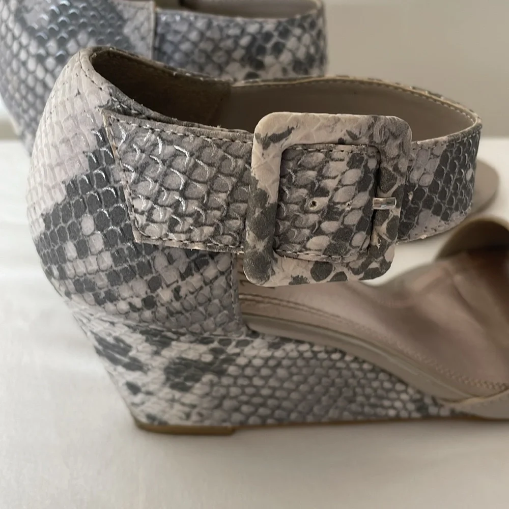 Impo Vantage Grey Snake Print Heel Upper Strap Wedge Open Toe Sandals Size 6.5 - Picture 12 of 15